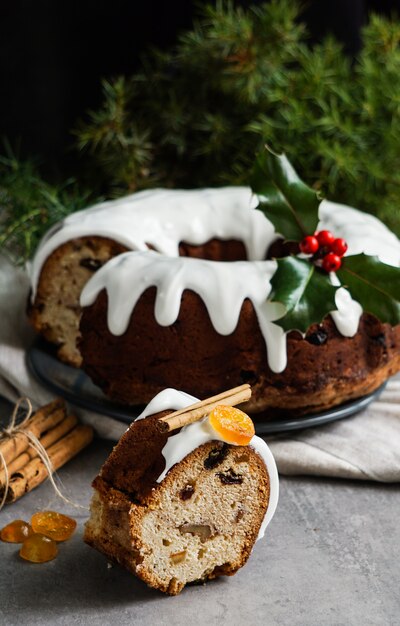 Kerst cake, versierd met kerst hulst, fruitcake op de grijze steen