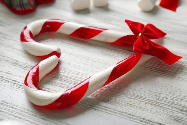 Foto kerst candy canes op tafel close-up