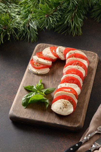 Kerst caprese salade geserveerd als snoepgoed voor een feestelijk feest