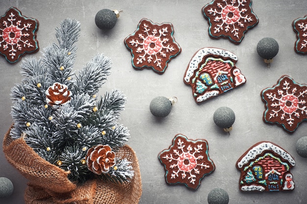 Kerst chocolade op grijze stenen achtergrond met versierde kerstboom