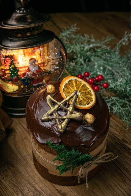 Kerst, chocolade panettone op een houten tafel