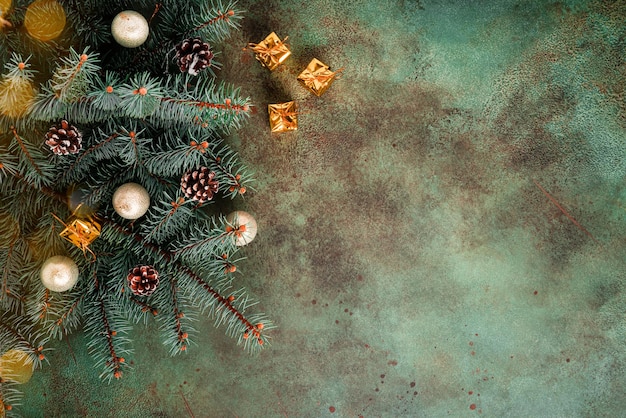 Kerst compositie. Een kerstboom versierd met speelgoed en een slinger. Hoge kwaliteit foto