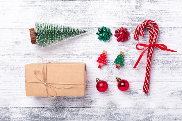 Kerst compositie. Huidige doos, geschenken, dennenboom, zuurstokken op houten achtergrond. Platliggend, bovenaanzicht - Afbeelding