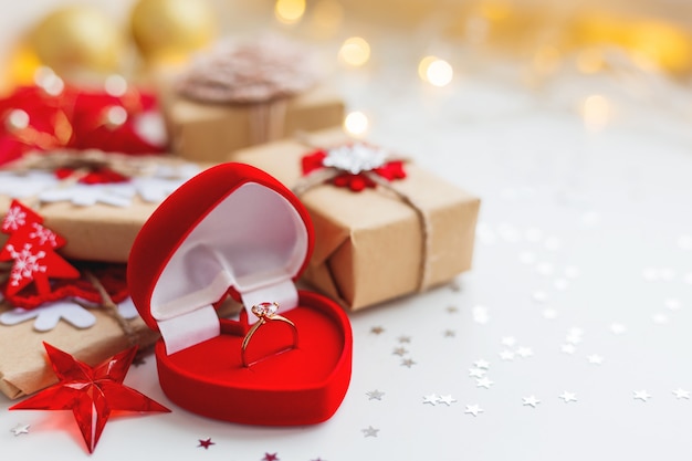 Kerst compositie met verlovingsring en geschenken
