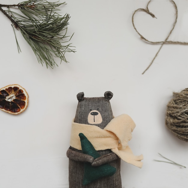Kerst compositie speelgoed beer een geschenk dennenboom takken en decoraties kerst winter nieuwjaar co...