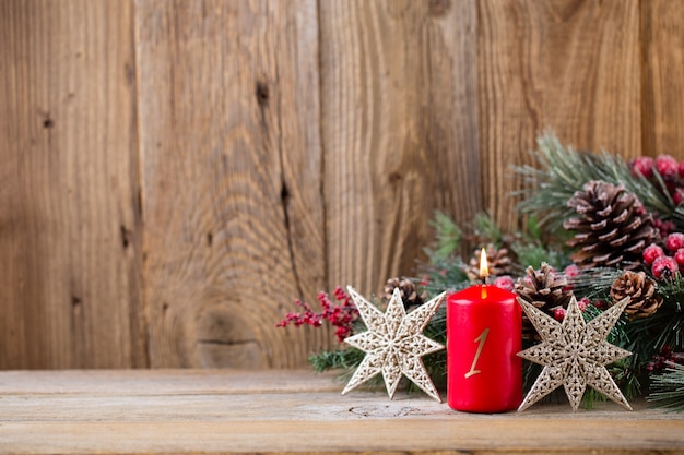 Kerst concept. Feestelijke decoratie op houten achtergrond. Nieuwjaar concept. Kopieer ruimte. Plat leggen. Bovenaanzicht.