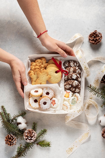 Kerst concept met handgemaakte koekjes en geschenkdoos, beeld van selectieve aandacht en bovenaanzicht