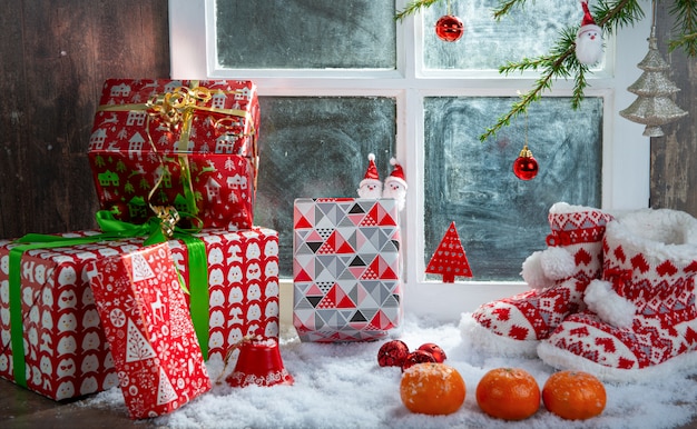Kerst concept met slippers, sinaasappels en geschenken