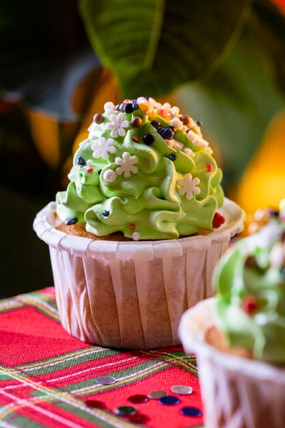 Kerst cupcakes in de vorm van een kerstboom Kerst dessert close-up met selectieve focus