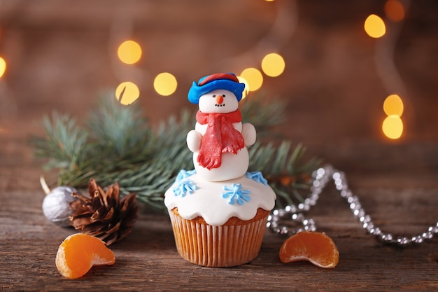 Kerst cupcakes met decoratie op houten tafel