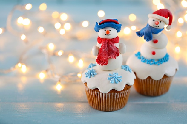 Kerst cupcakes met lichtjes op het oppervlak