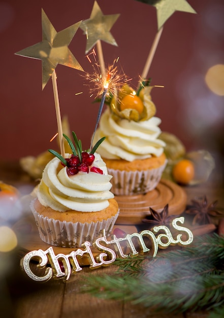 Kerst cupcakes met vanille glazuur, veenbessen en rozemarijn