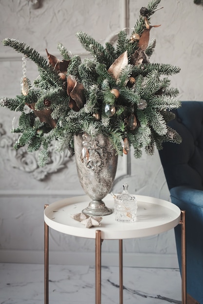 Kerst decor. Gedecoreerde spar in een vaas in huis