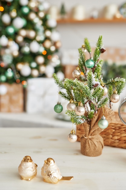 Kerst decor in keuken. kerst servies. kerst kookgerei. licht interieur van de nieuwe jaarkeuken. nieuwjaarskaartsjabloon. witte mint kleuren keuken.