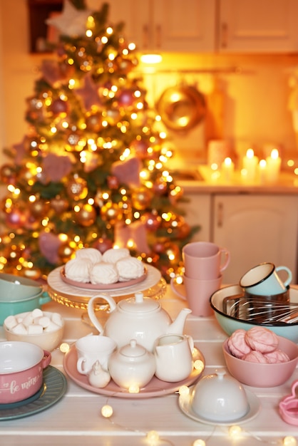 Kerst decor in keuken. Kerstgerechten en snoep. Licht interieur van Nieuwjaar keuken.