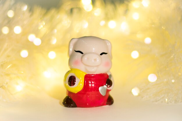 Kerst decor. keramisch varken, symbool van het nieuwe jaar 2019 op chinese kalender bokeh achtergrond