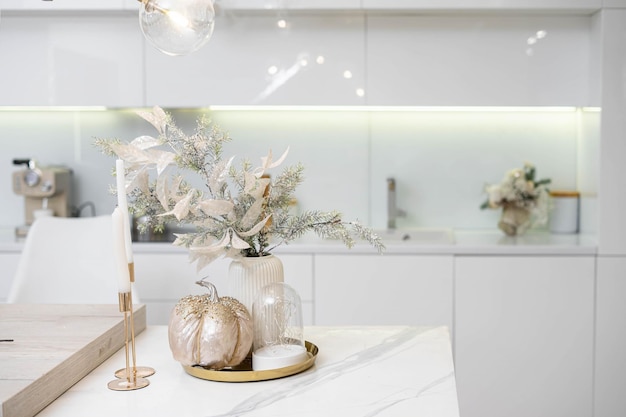 Kerst decor. Licht interieur van witte keuken met versierde kerstboom, slingers