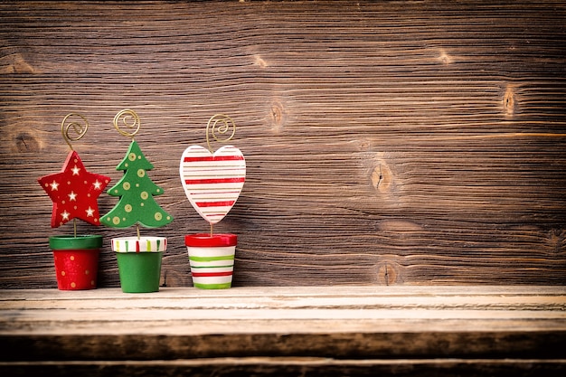 Kerst decor op de houten achtergrond.