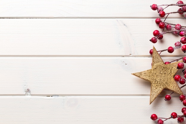 Kerst decor op de houten witte achtergrond