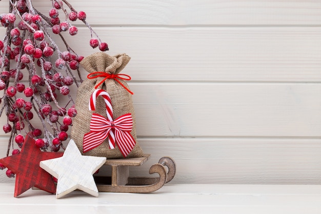 Kerst decor op de houten witte achtergrond