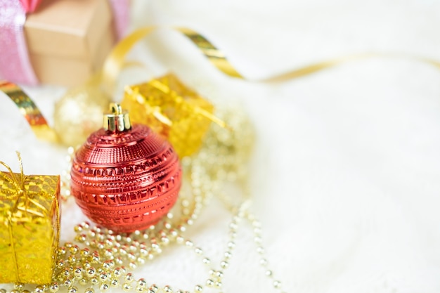 kerst decor speelgoed ornamenten close-up met geschenken voor het nieuwe jaar en kerst