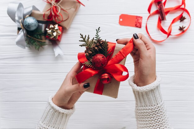 Kerst decoratie. De vrouw pakt giften uit.