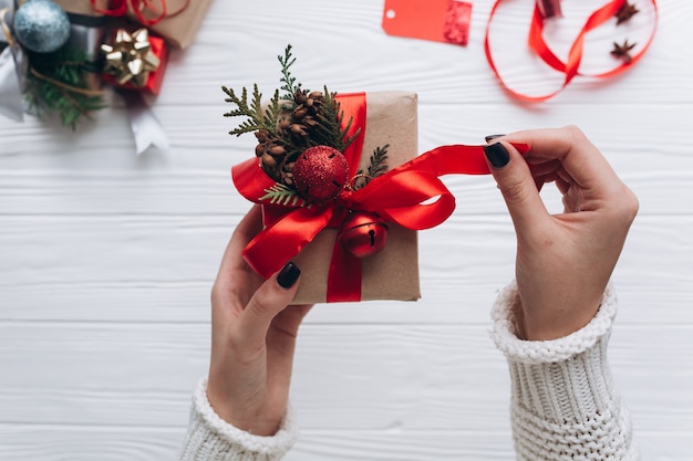 Kerst decoratie. De vrouw pakt giften uit.