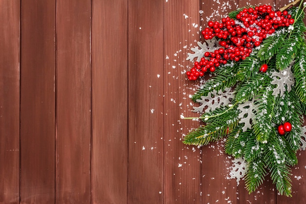 Kerst decoratie. Nieuwjaarspar, verse bladeren en kunstmatige sneeuw.