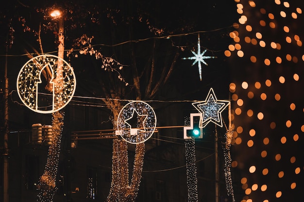 Kerst decoratieve verlichting in de nachtstraat