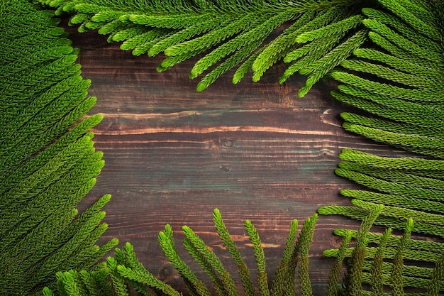 Kerst dennentak op houten tafel achtergrond