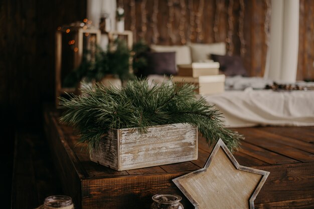 Kerst dennentakken in een houten kist