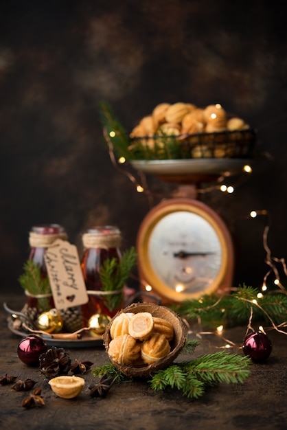 Kerst dessert cookies noten met gekookte condens op een donkere muur met slingers en kerstversiering