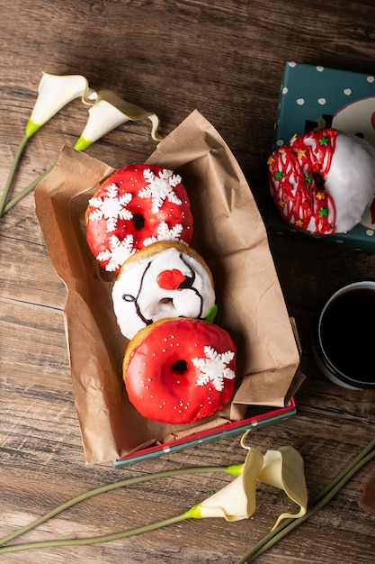 Kerst donuts in doos met houten achtergrond onder verschillende hoeken