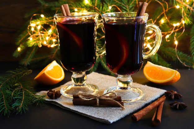 Kerst drankjes. Twee glazen glühwein, kaneel en sinaasappels op feestelijke Kerstmis