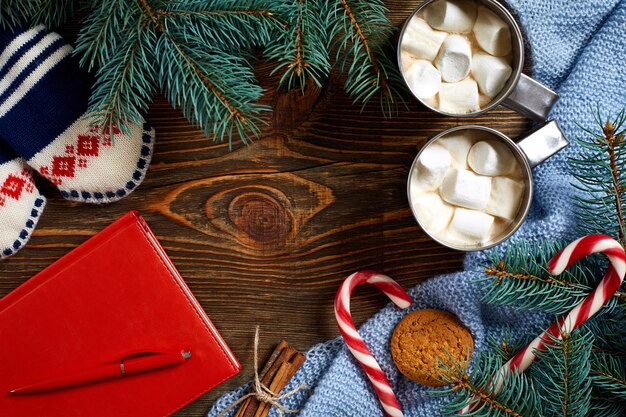 Kerst drink mok warme koffie met marshmallow rode snoepgoed op de houten achtergrond nieuwjaar