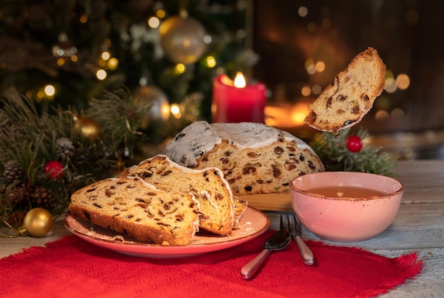 kerst duitse cake stollen in kerstboom en open haard