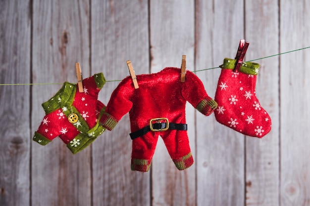 Foto kerst elf kleding opgehangen met wasknijpers. ruimte kopiëren. selectieve aandacht.