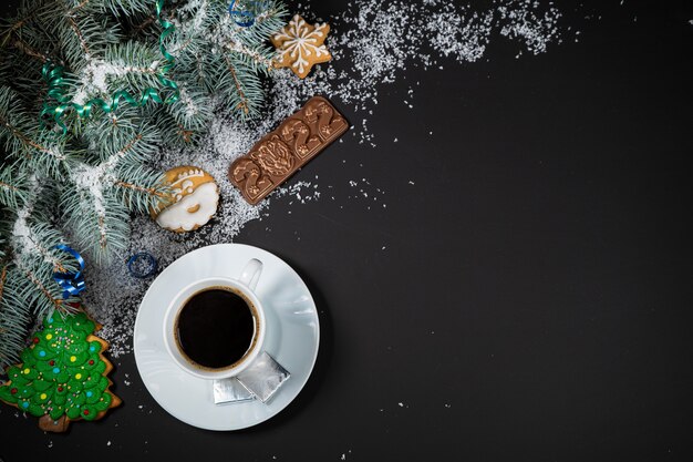 Kerst en nieuwjaar decoratie samenstelling kopjes koffie met marshmallows peperkoek