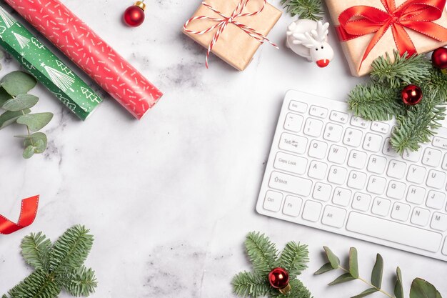 Kerst en nieuwjaar kantoorwerkruimte met toetsenbord geschenkdoos en kerstboom flatlay bovenaanzicht