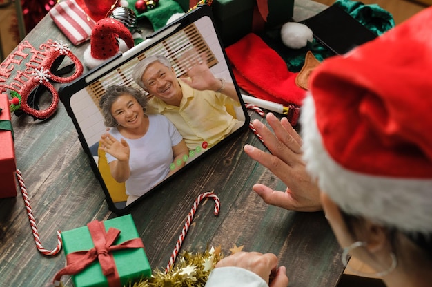 Kerst en nieuwjaar videogesprek met familie met tablet samen thuis