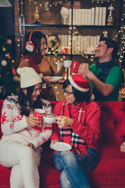 Kerst- en nieuwjaarsfeest met vrienden. Winter- en eindejaarsfeestje thuis.