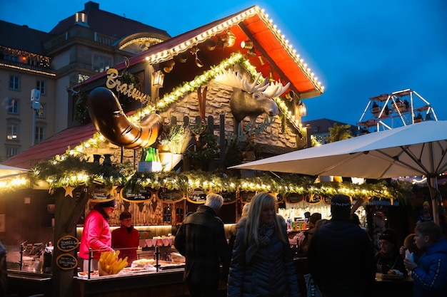 Kerst- en nieuwjaarsmarkt in Dresden Saksen Duitsland december