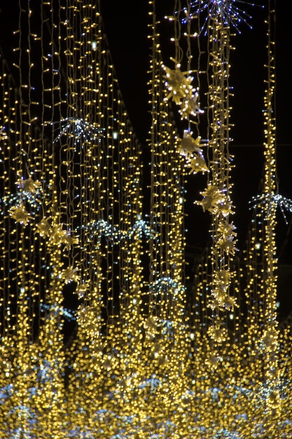 Foto kerst- en nieuwjaarsvakantieverlichting 's nachts buiten in de stadsstraat