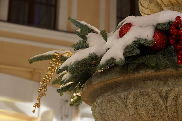 Kerst- en nieuwjaarsversieringen buiten bedekt met sneeuw.