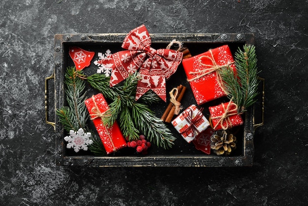 Kerst- en nieuwjaarsversieringen in een houten kist bovenaanzicht