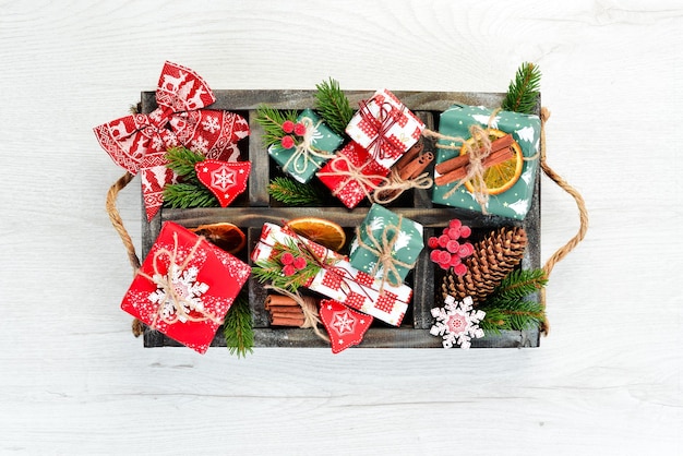Kerst- en nieuwjaarsversieringen in een houten kist Bovenaanzicht