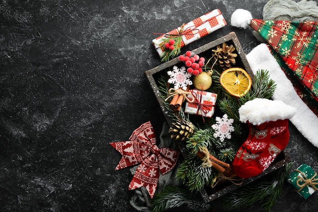 Kerst- en nieuwjaarsversieringen in een houten kist Bovenaanzicht