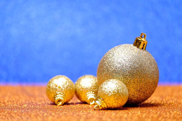 Kerst- en nieuwjaarsversieringen op glitterige achtergrond