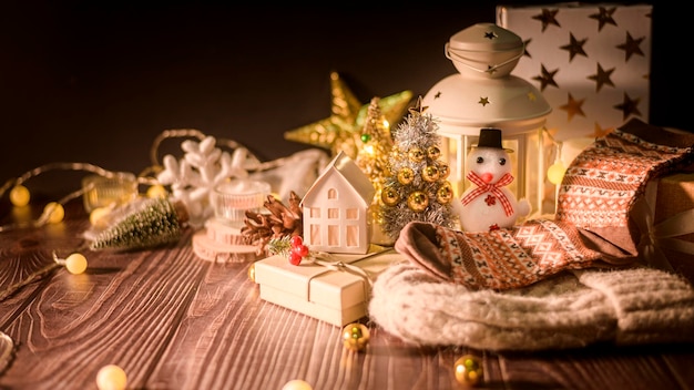 Kerst- en winterversieringen op houten tafel met decoratieve verlichting Kerstachtergrond