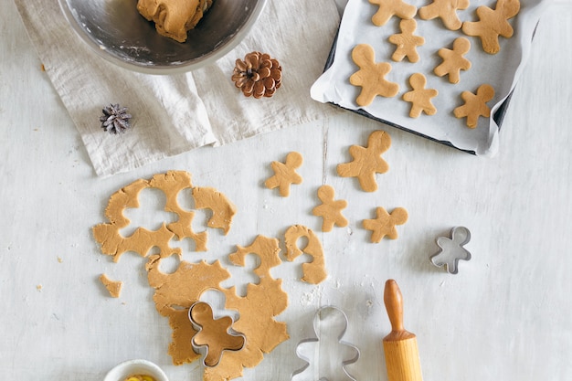 Kerst eten Ruwe deeg koken peperkoek man koekjes bovenaanzicht Xmas dessert plat lag